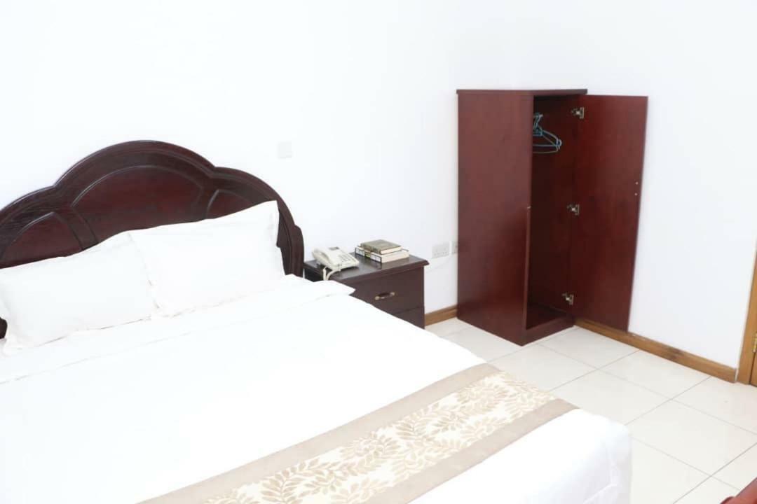 Luxury West Hotel Adenta Екстер'єр фото